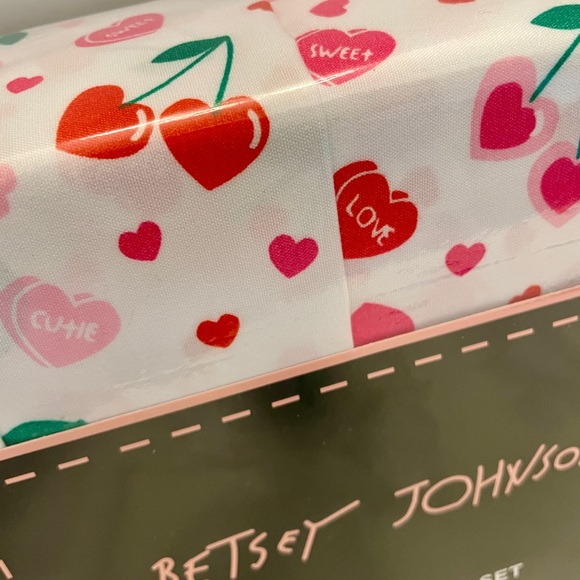 BETSEY JOHNSON Sweet Tart Heart Cherries Microfiber VALENTINES Full Sheet‎ Set - Picture 3 of 5
